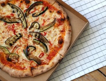 Photo d'une pizza de restaurant livrée à domicile par Deliveroo