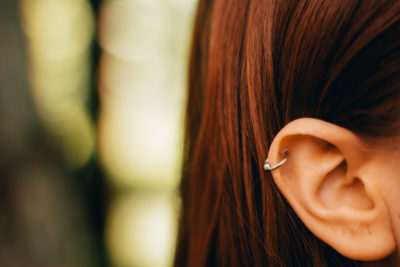 Comment choisir un bijou de piercing hélix résistant et sans nickel ?