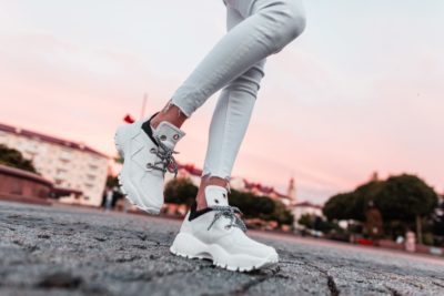 Jeans blancs pour femme : Quelles sont les tendances incontournables en 2025 ?