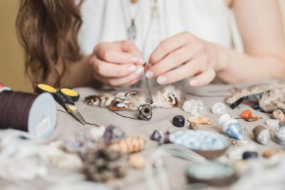 Pourquoi choisir des bijoux faits main plutôt que de la fast-fashion ?